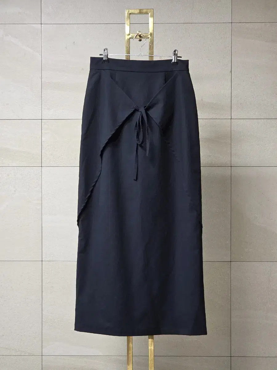 COYSEIO Shirring Midi Skirt White on Bunjang Global Site.